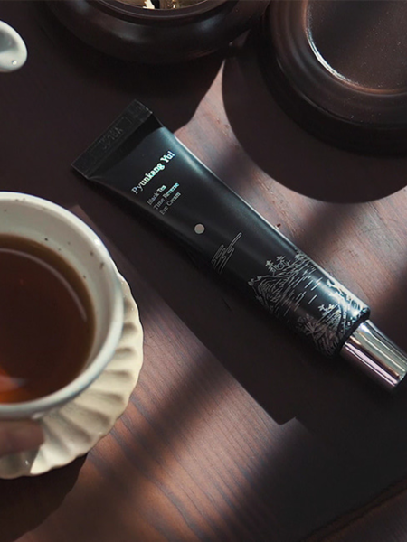 Разглаживающий питательный крем для век с экстрактом ферментированного черного чая Pyunkang Yul  Black Tea Time Reverse Eye Cream