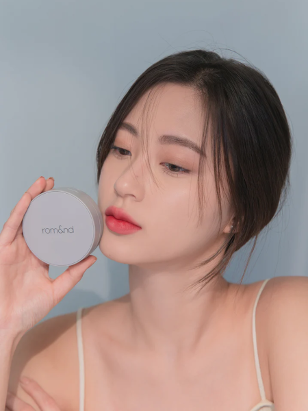 Тональный кушон с нейтральным финишем в бежевом оттенке rom&nd Zero Cushion 03 Beige 23 SPF20 PA++