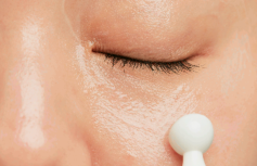 Сыворотка-роллер для кожи вокруг глаз с экстрактом зеленого чая innisfree Green Tea Hyaluronic Glow Eye & Face Ball