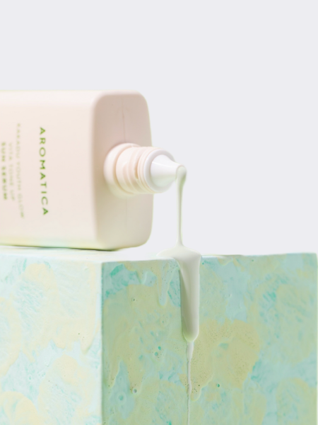 Лёгкий солнцезащитный флюид для выравнивания тона кожи Aromatica Kakadu Youth Glow Vita Tone Up Sun Serum SPF50+ PA++++