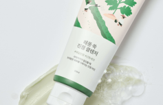 Успокаивающая пенка для умывания с экстрактом полыни Round Lab Mugwort Calming Cleanser