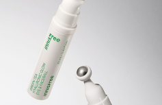 Сыворотка-роллер для кожи вокруг глаз с экстрактом зеленого чая innisfree Green Tea Hyaluronic Glow Eye & Face Ball