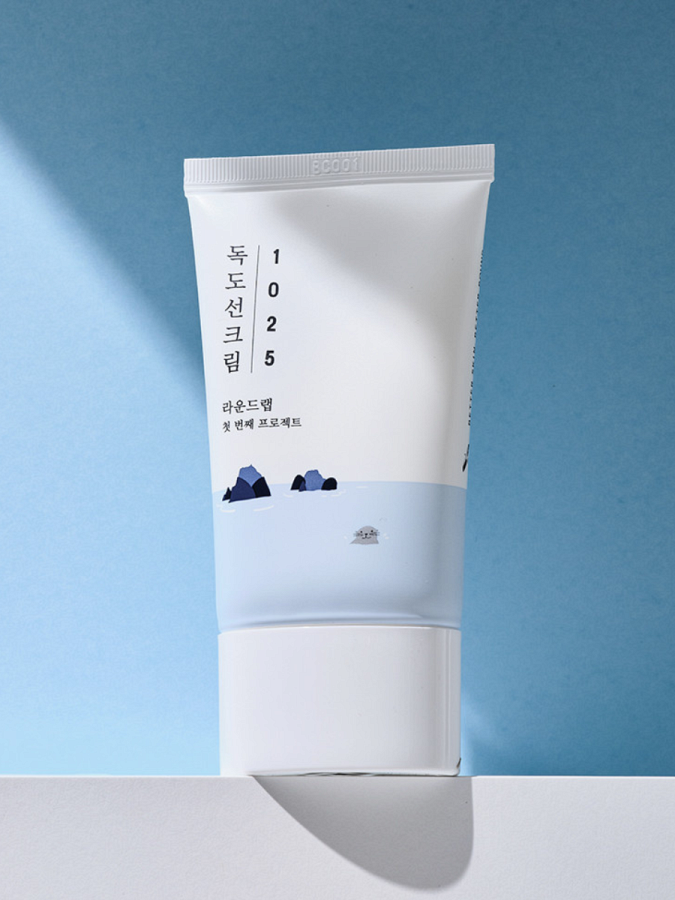 Освежающий солнцезащитный крем с морской водой Round Lab 1025 Dokdo Sunscreen SPF50+ PA++++