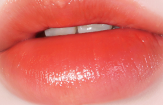 Увлажняющий оттеночный бальзам для губ в красном оттенке TOCOBO Glass Tinted Lip Balm 013 Tangerine Red