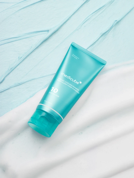 Противовоспалительная пенка для умывания с азелаиновой кислотой Medicube Azelaic Acid Niacinamide Deep Clean Foam Cleanser