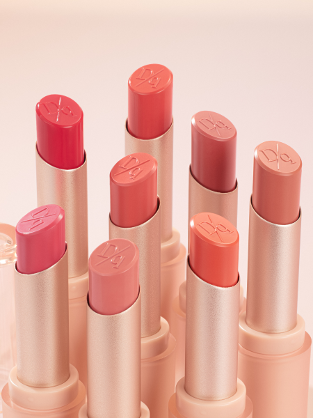 Глянцевая помада в ярком персиковом оттенке Dasique Mood Glow Lipstick #03 Peaches