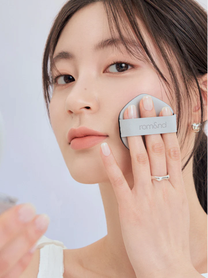 Тональное средство с матовым финишем в светлом бежевом оттенке rom&nd Nu Zero Cushion 02 Pure 21 SPF24 PA++