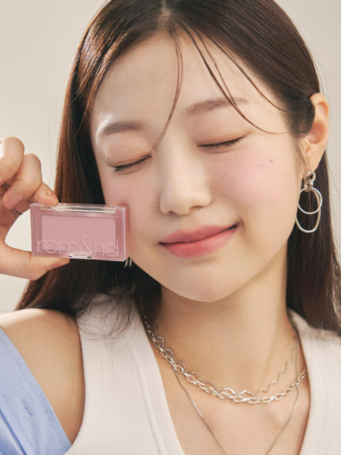 Мягкие спрессованные румяна в холодном виноградном оттенке rom&nd Better Than Cheek N02 Vine Nude