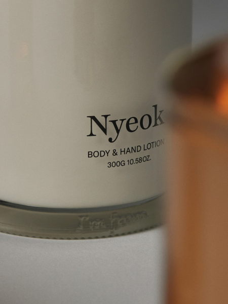 Парфюмированный увлажняющий лосьон для тела и рук с древесным ароматом I'm From Nyeok Body & Hand Lotion