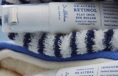 Разглаживающий крем-роллер для кожи вокруг глаз с ретинолом Dr.Althea Retinol Flat Iron Eye Roller
