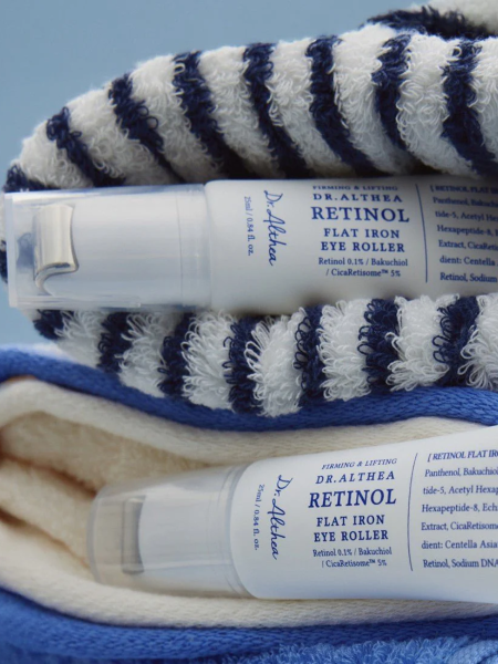 Разглаживающий крем-роллер для кожи вокруг глаз с ретинолом Dr.Althea Retinol Flat Iron Eye Roller