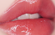 Стойкий блеск для губ с эффектом увеличения объёма UNLEASHIA Sisua Popcorn Syrup Lip Plumper No. 1 Strawberry Cream