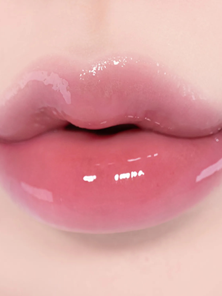 Лёгкий глянцевый блеск для губ fwee 3D Voluming Gloss A05 Currant 30%