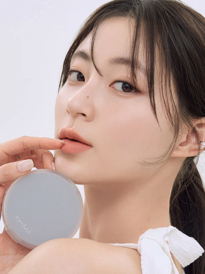 Тональное средство с матовым финишем в светлом бежевом оттенке rom&nd Nu Zero Cushion 02 Pure 21 SPF24 PA++