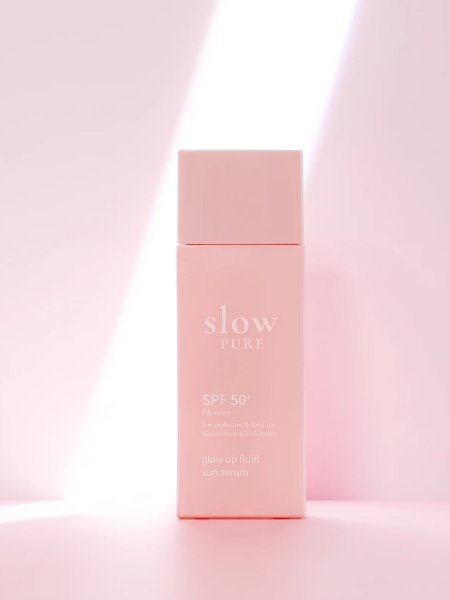 Увлажняющий солнцезащитный флюид с тонирующим эффектом slowpure Glow Up Fluid Serum SPF 50+ PA++++