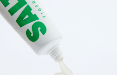 Успокаивающая зубная паста с серой солью и экстрактом центеллы SALTRAIN Tiger Leaf Toothpaste