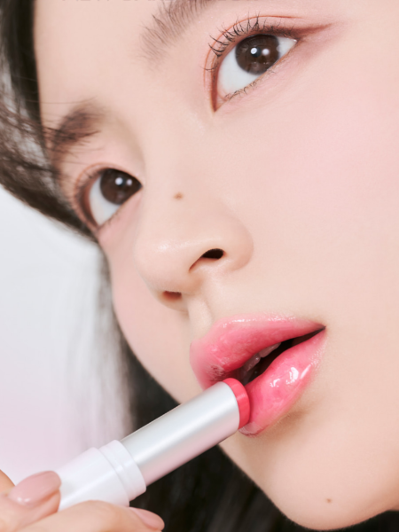 Оттеночный бальзам для губ в оттенке лепестков пиона rom&nd Glasting Melting Balm 09 Peonies