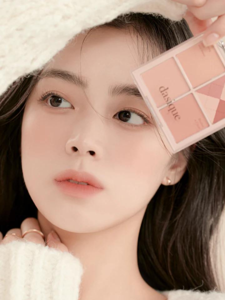 Палетка спрессованных румян в бежево-розовых оттенках Dasique Blending Mood Cheek #04 Beige Knit