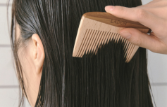 Деревянная мини-расчёска для волос La’dor Detangling Min Hair Comb