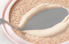 Тональный кушон с экстрактом опунции Huxley Essence Cover Cushion Unseen Layer 01 Desert Peach SPF23 PA++