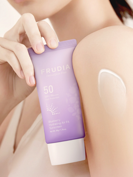 Лёгкий солнцезащитный крем с экстрактом черники FRUDIA Blueberry Hydrating Air Fit Sunscreen SPF50+ PA++++ Лёгкий солнцезащитный крем с экстрактом черники FRUDIA Blueberry Hydrating Air Fit Sunscreen SPF50+ PA++++