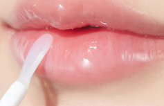 Интенсивный блеск для увеличения объёма губ со спикулами VT Reedle Shot Lip Plumper Expert