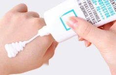 Легкий солнцезащитный крем на физических фильтрах ROVECTIN Skin Essentials Aqua Soothing UV Protector SPF50+PA++++