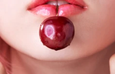 Увлажняющий оттеночный бальзам для губ в вишнёвом оттенке TOCOBO Glass Tinted Lip Balm 011 Flush Cherry
