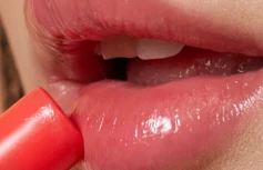 Питательный бальзам с эффектом объёмных губ в коралловом оттенке ShaiShaiShai Sun Kissed Plumping Lip Balm 02 Coral Summer