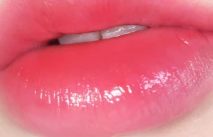 Увлажняющий оттеночный бальзам для губ в вишнёвом оттенке TOCOBO Glass Tinted Lip Balm 011 Flush Cherry
