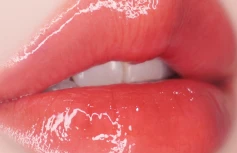 Блеск-плампер для губ в оттенке неоновой гуавы UNLEASHIA Sisua Popcorn Syrup Lip Plumper No. 3 Neon Guava
